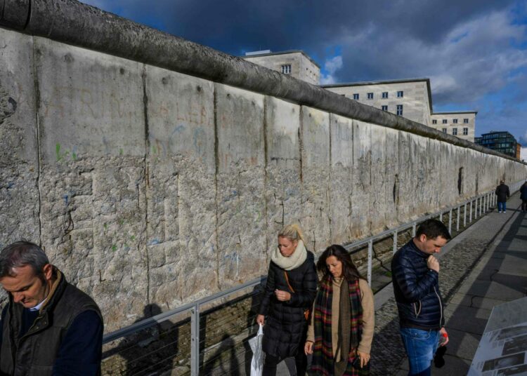 Jäljellä oleva pätkä Berliinin muuria kuvattuna tiistaina.
