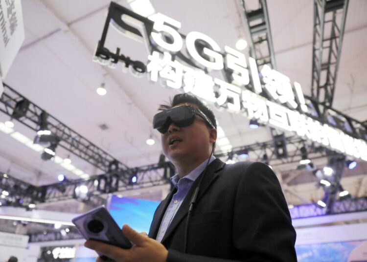 Monissa internetissä julkaistuissa visioissa on esitetty, että 5G merkitsee älypuhelimen loppua ja sen korvaamista laajennetun tai virtuaalisen todellisuuden laseilla. Kuva Pekingistä, missä järjestettiin massiivinen 5G-tapahtuma viime marraskuussa.