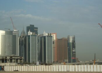Persianlahden jännitteinen rauha uhkaa rakoilla entisestään. Kuvassa Arabiemiraattien Dubai, jonka rakennustyömailla qatarilaisten karkotus ei näkynyt.