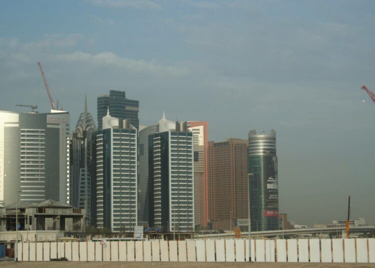 Persianlahden jännitteinen rauha uhkaa rakoilla entisestään. Kuvassa Arabiemiraattien Dubai, jonka rakennustyömailla qatarilaisten karkotus ei näkynyt.