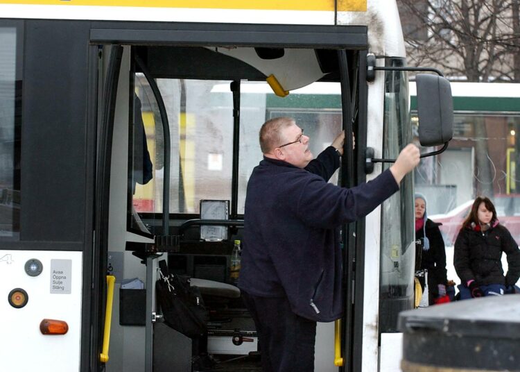 Kuljettajat busseissa ja takseissa ovat alttiina koronavirukselle.