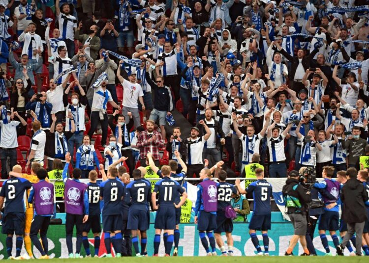 Huuhkajat ja kannattajat juhlivat yhdessä Suomen voittoa Tanskasta EM-kisojen avausottelussa.