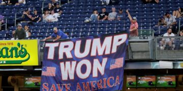 "Trump voitti, pelastakaa Amerikka", lukee lakanassa, jonka Trumpin kannattajat levittivät baseball-ottelun katsomossa New Yorkin Yankee-stadionilla toukokuussa.
