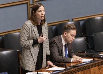 Opetusministeri Li Andersson ja tiede- ja kulttuuriministeri Petri Honkonen eduskunnan täysistunnossa torstaina.
