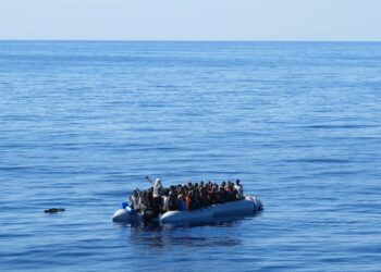 Siirtolaisia vajoavassa kumiveneessä Libyan rannikolla.