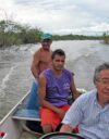 IPS:n toimittaja Mario Osava (edessä) työssään Brasilian Amazonin Xingujoella, tekemässä juttua Belo Monten suurpadon haittavaikutuksista. Tällaiset aiheet altistavat tutkivat journalistit paitsi väkivallalle myös perusteettomille oikeusjutuille.