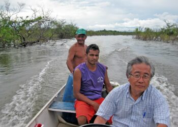 IPS:n toimittaja Mario Osava (edessä) työssään Brasilian Amazonin Xingujoella, tekemässä juttua Belo Monten suurpadon haittavaikutuksista. Tällaiset aiheet altistavat tutkivat journalistit paitsi väkivallalle myös perusteettomille oikeusjutuille.