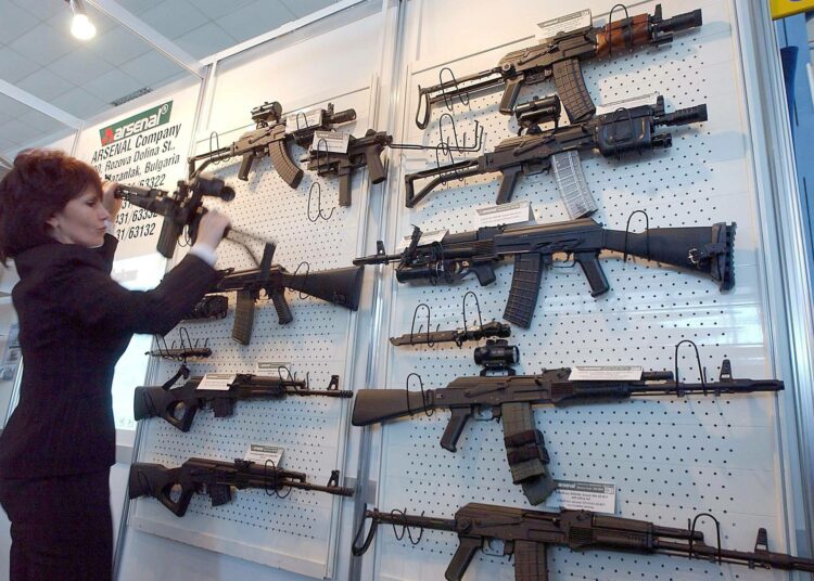 Bulgarialainen asevalmistaja Arsenal esitteli AK-47-tyyppistä asevalikoimaansa messuilla vuonna 2004.