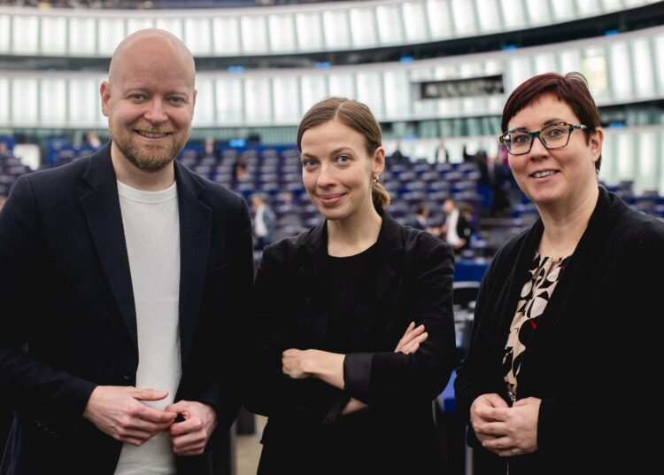 Jussi Saramo, Li Andersson ja Merja Kyllönen europarlamentin istuntosalissa Strasbourgissa.