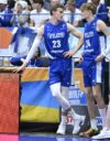 Miikka Muurinen (oik.) pääsi mukaan Susijengin viimeiseen harjoitusotteluun ennen EM-kisoja. Vasemmalla Suomen ykköstähti Lauri Markkanen.