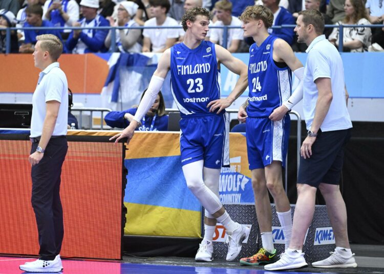 Miikka Muurinen (oik.) pääsi mukaan Susijengin viimeiseen harjoitusotteluun ennen EM-kisoja. Vasemmalla Suomen ykköstähti Lauri Markkanen.