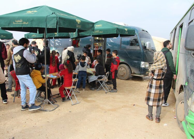 Kulttuuribussi vie kirjoja, työpajoja ja toivoa Syyrian pakolaisleireille ja syrjäseuduille, joilla kirjastopalveluja ei ole. Projektin tavoitteena ei ole vain yksittäinen vierailu, vaan lukemisesta halutaan tehdä jälleen osa ihmisten arkea.