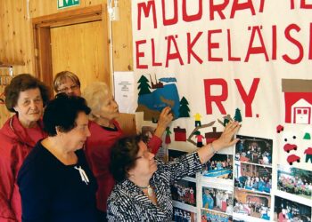 Myös Muuramen Eläkeläiset tuo Kesäpäiville oman historialakanan, jota kuvassa tutkailevat sen tekijät Sinikka Hokkanen (edessä vas.)  ja Irja Vilén sekä Kerttu Hietala (takana vas.), Annukka Hautanen ja Liisa Lepola.