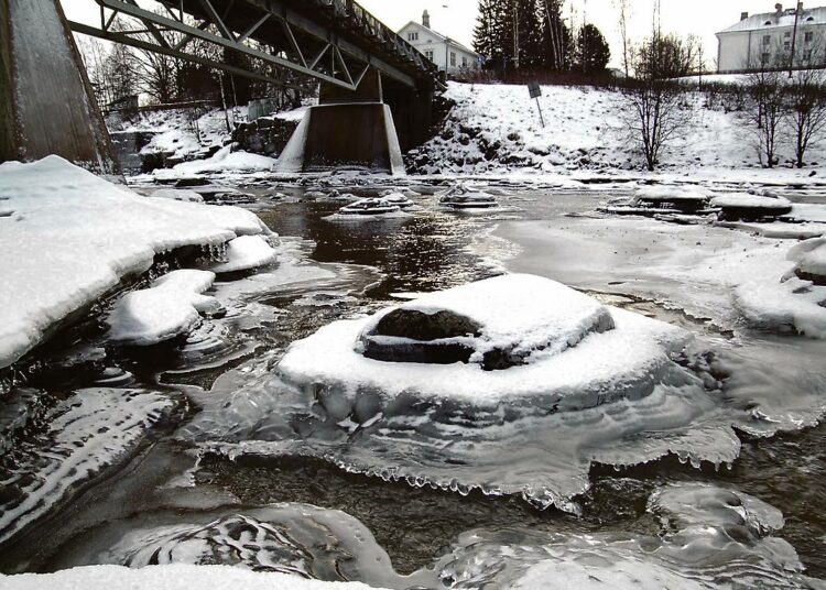 Etelä-Suomen joet uhkaavat tulvia keväällä. Kuvassa Turun Halistenkoski.