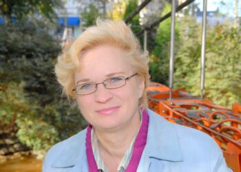Anne Huotari punnitsee elämänlaadun ja vaikuttamisenhalun välillä.