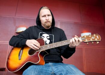 Paleface esittää tämän päivän protestilauluja Köyhien Linnanjuhlissa Hakaniemessä