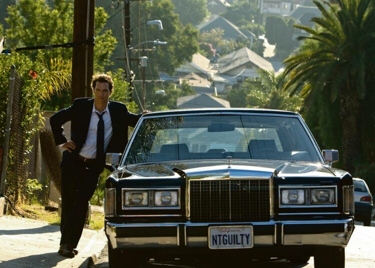 Juristi (Matthew McConaughey) ja hänen toimistonsa psykologisessa rikosjännärissä The Lincoln Lawyer – Oikeuden palvelija.
