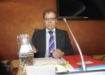 SAK:n puheenjohtaja Lauri Lyly aloittamassa järjestön hallituksen kokousta, joka hyväksyi torstaina raamisopimuksen.