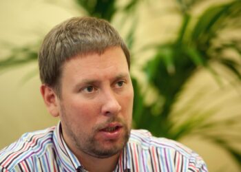 – Sekä useimmilla kansanedustajilla että useimmilla ministereilläkin on ollut se käsitys, että 14 miljardia euroa on maksimi, Paavi Arhinmäki sanoo.