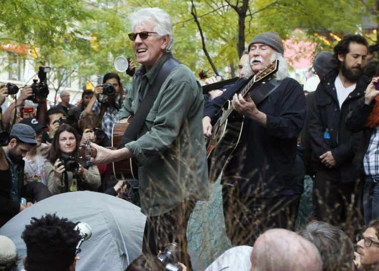 Tunnetut muusikot Graham Nash ja David Crosby esiintyivät Zuccottin puiston leirissä viime viikolla.