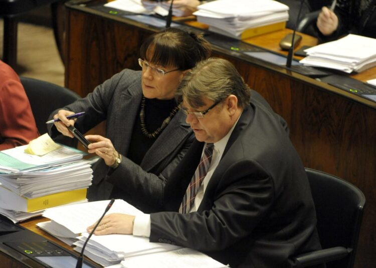 Perussuomalaisten Pirkko Ruohonen-Lerner ja Timo Soini eduskunnan täysistunnossa keskiviikkona.