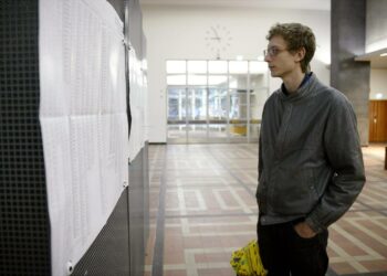 Kuntavaalien ennakkoäänestys alkoi keskiviikkona. Markus Karlqvist valitsemassa ehdokasta Helsingin pääpostissa.