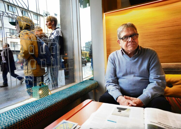 Jorma Kalelan mielestä kansalaisten rooli politiikassa on samanlainen kuin mäkihyppykilpailujen arvostelutuomareilla.