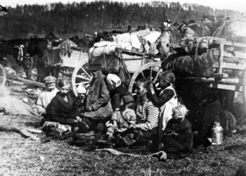Fellmanin pellolle koottiin huhti-toukokuussa yli 20 000 punavankia viikoksi ennen kuin heidän siirtämisensä Hennalan kasarmialueelle alkoi.