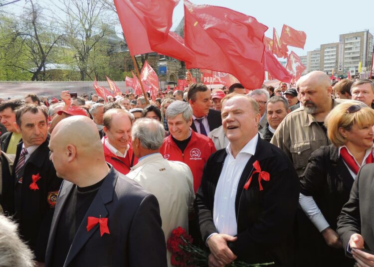 Puheenjohtaja Gennadi Zjuganov (oik.) kommunistien vappumarssilla viime vuonna. Vasemmalla (harmaapäinen mies, punaisessa takissa) puolueen varapuheenjohtaja Ivan Melnikov.