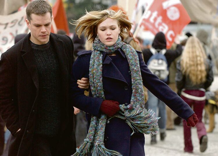 Medusan verkko -jännärin jatko-osassa Jason Bourne joutuu jälleen turvautumaan huippuagentin koulutukseensa. Kuvassa Matt Damon  ja Julia Stiles.