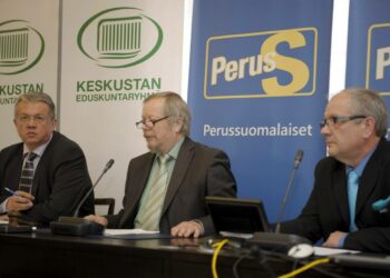 Keskustan Juha Rehula ja Perussuomalaisten Reijo Tossavainen ja Kaj Turunen esittelivät 19. kesäkuuta opposition yhteisiä näkemyksiä kunta- ja sote-uudistuksista.