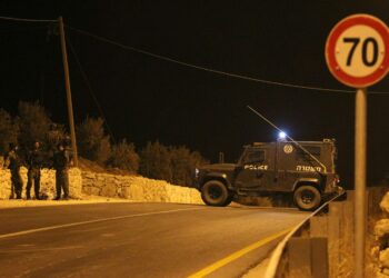 Israelin poliisi sulki tiistaina tien Hebroniin sen jälkeen, kun turvallisuusjoukot olivat ampuneet kolme palestiinalaista.