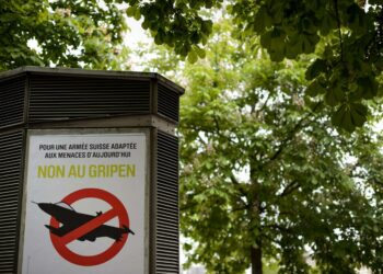 Kansanäänestykseen osallistuneista sveitsiläisistä reilut 53 prosenttia tyrmäsi hävittäjäkaupan.