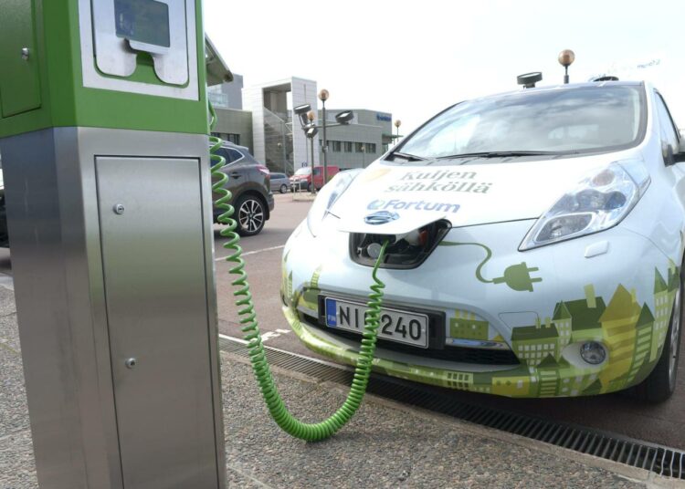 Sähköauto Fortumin latauspisteellä. Vuoteen 2020 mennessä latauspisteitä tulee Suomeen kaikkiaan 4 000.