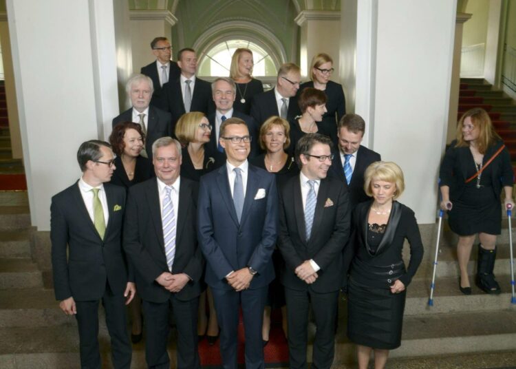 Alexander Stubbin hallitus ryhmäkuvassa valtioneuvoston linnassa.