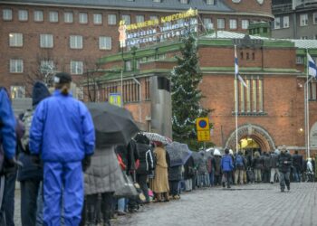 Joka kymmenes kotitalous kertoi kyselyssä kärsivänsä toimeentulo-ongelmista. Veikko ja Lahja Hurstin Laupeudentyö ry järjesti perinteiset itsenäisyyspäivän linnanjuhlat Hakaniementorilla lauantaina.