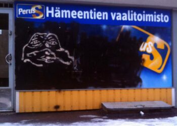 Perussuomalaisten graffititaide muutti yön aikana muotoaan.
