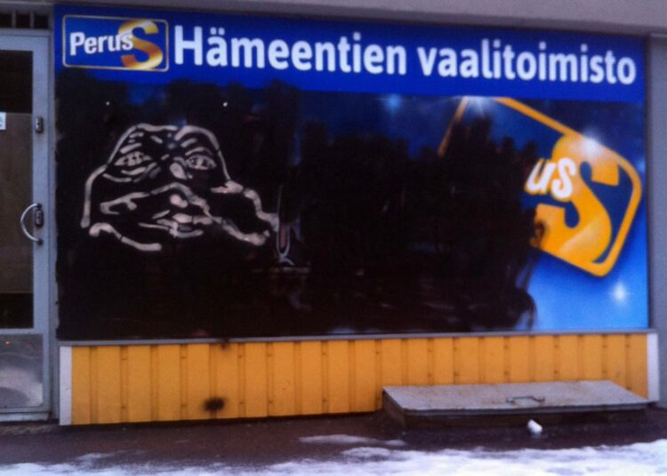 Perussuomalaisten graffititaide muutti yön aikana muotoaan.