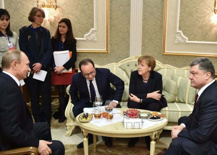 Vladimir Putin, François Hollande, Angela Merkel ja Petro Porošenko Minskin neuvottelujen alkuvaiheessa keskiviikkona.