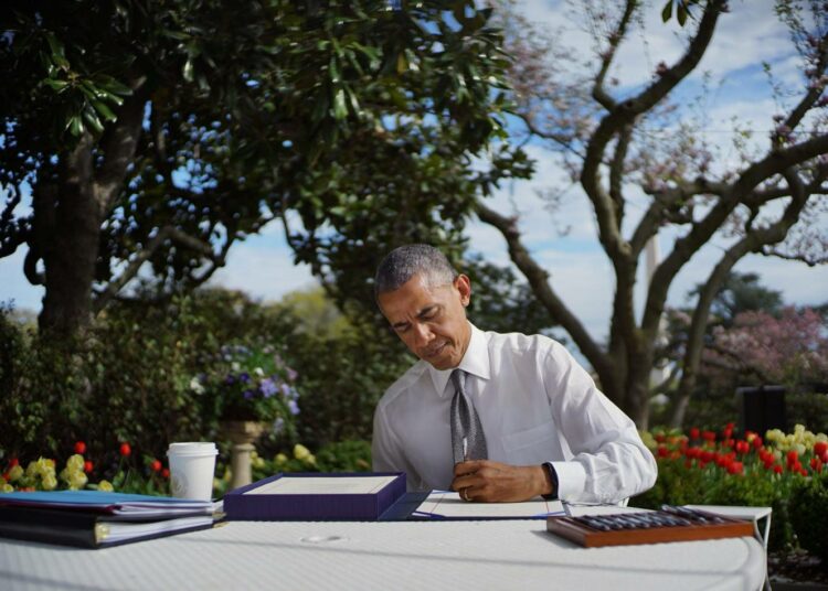 Presidentti Barack Obama allekirjoitti torstaina asiakirjoja Valkoisen talon Ruusutarhassa.
