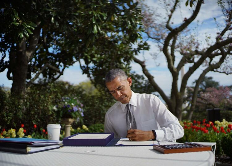Presidentti Barack Obama allekirjoitti torstaina asiakirjoja Valkoisen talon Ruusutarhassa.