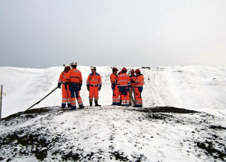 Talvivaaran miehet on dokumenttielokuva kriisistä toiseen kulkevan kaivosyhtiön työntekijöiden työn mielekkyydestä maisemassa, jonka mittasuhteissa ihminen on hyvin pieni ratas.