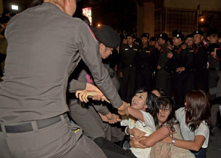 Poliisin otteet ovat koventuneet muun muassa Thaimaassa sen jouduttua sotilasjuntan valtaan.