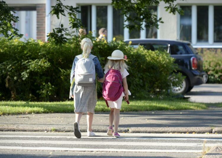 Koululainen ylittämässä suojatietä Pajalahden ala-asteen lähettyvillä Helsingissä keskiviikkona 12. elokuuta. Se ei kuulu vaarallisimpiin koulusuojateihin.