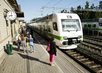 R-juna saapuu Hyvinkään juna-asemalle.