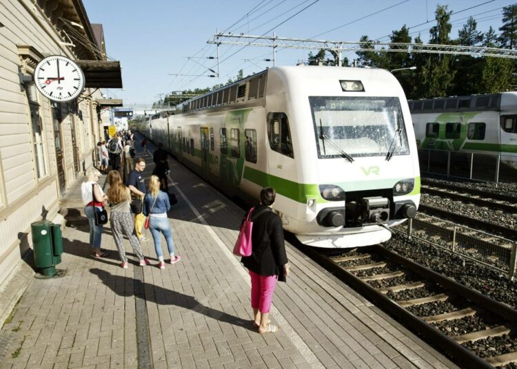 R-juna saapuu Hyvinkään juna-asemalle.