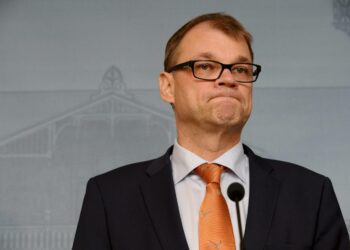 Pääministeri Juha Sipilä ei tiennyt, että esitys lomarahan leikkaamisesta tuo uusia palkansaajia sen piiriin.