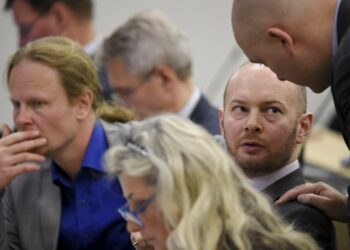 Perussuomalaisten kannatuksesta lähti kuukaudessa lähes kolmasosa. Perussuomalaisten Juho Eerola (vas.),  Ritva 'Kike' Elomaa, Sampo Terho ja Ari Jalonen (oik.) eduskunnan täysistunnossa tiistaina.