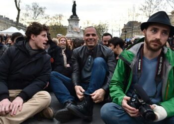 Gianis Varoufakis (keskellä) osallistui muutama viikko sitten Nuit Debout -mielenosoitukseen Pariisin Republique-aukiolla.