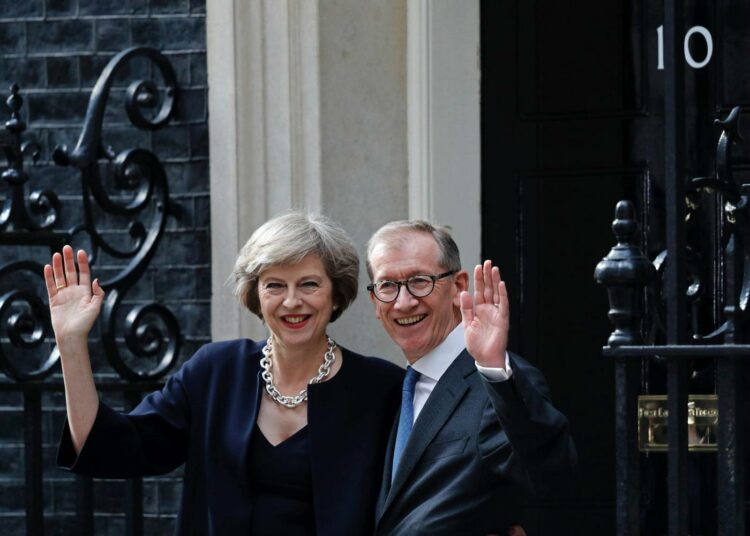 Theresa ja Philip May pääministerin virka-asunnon edustalla keskiviikkona.
